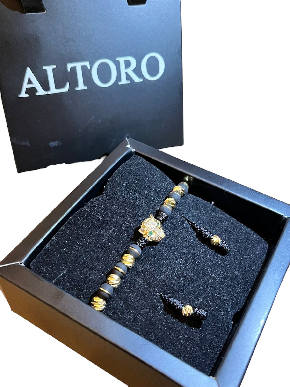 Pulsera de Hilo Negro con Oro 18K + Dije